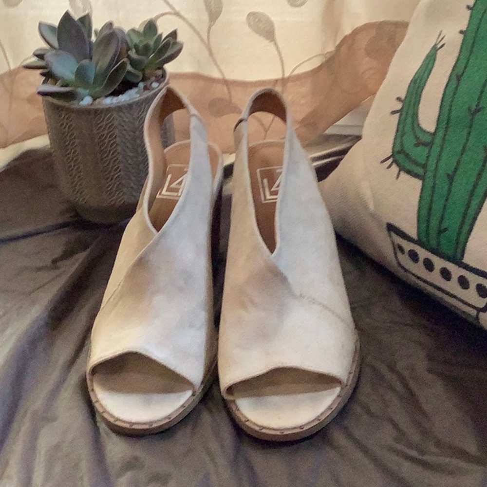 Francesca’s Peep toe sandals